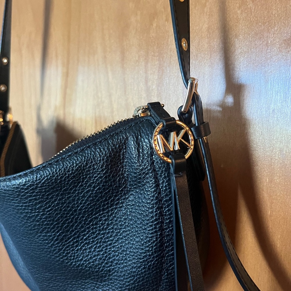 Michael Kors Black Leather Shoulder Bag with Gold Hardware - Picture 3 of 9